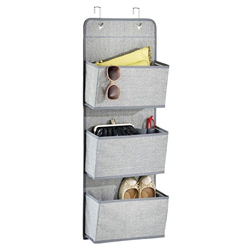 mDesign Schrank-Organizer in Chevron-Muster – Hängeorganizer mit 3 Fächern aus atmungsaktivem Polypropylen – Mehrzweckschrank für die Tür – für Kinderzimmer, Schlafzimmer & Co.
