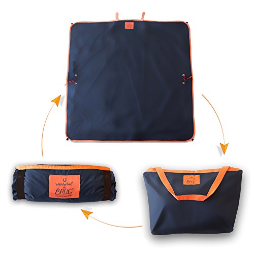 The Brug v2.0 - Praktische, familientaugliche Picknickdecke und Tragetasche in Einem von Wunderlife. Robust, wasserabweisend, waschbar und kompakt. Durchmesser als Picknick – oder Spieldecke ausgebreitet, ca. 150x150cm; Als Tasche ca. 40 - Liter Fassvolumen. Mitnahmebereit für die Fahrt ins Wochenende, ein Picknick, Camping Trip, Strandtag, Sport, Lego Spielmatte, Innen- und Außenspiel. Und in Sekunden ist alles vor Ort wieder ausgebreitet.
