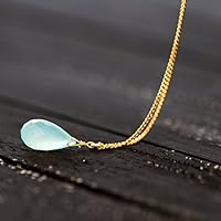 Schlichte Kette mit Edelstein / zierliche Gold-Kette mit Aqua-Chalcedon: 925er Sterling-Silber Kette, vergoldet, mit einem schön geschliffenen hellgrünen Chalzedon-Tropfen
