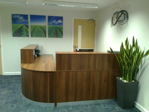NEW HIGH QUALITY RECEPTION DESK IN WALNUT,CURVED UNIT , ALUMINIUM PLINTH