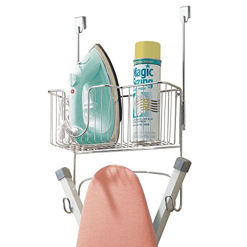 mDesign Bügelbretthalter mit Korb für Bügeleisen - zum Hängen über die Tür, Chrom