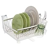 MUCHO ESPACIO: El escurridor de vajilla cuenta con 13 ranuras para platos y un práctico porta cubiertos. Los 14 ganchos de los lados brindan espacio adicional para tazas, copas y vasos.
