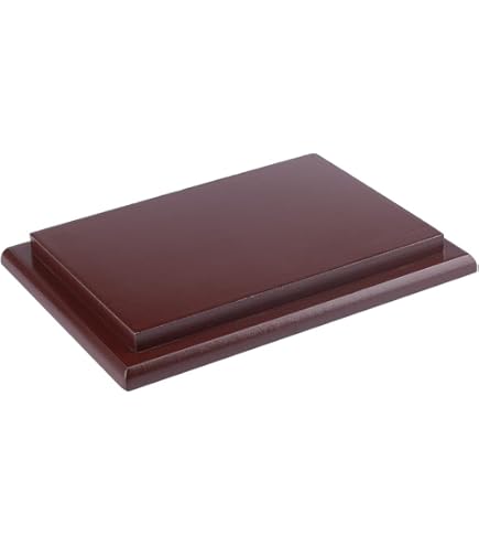 Een sokkel van verguld hout en gips met een gecanneerd tussenblaadje