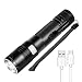 Produktbild Ustellar Wiederaufladbar 1000LM CREE LED Taschenlampe, Zoombar Superhelle IP65 Wasserfest dimmbar LED Handlampe, 5 Leuchtmodi, inkl. USB-Kabel, 18650 Batterie, abnehmbar Haken für Camping Wandern