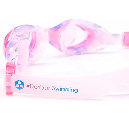 Premium Kinder Schwimmbrille von #DoYourSwimming – perfekte Passform für Kinder bis ca. 12Jahre / Anti-Beschlag-Schutz für kristallklare Sicht / verspielte Design – Chlorbrille, die Freude auf Schwimmen und Wasser macht. Eine ideale Kinderschwimmbrille inklusive Transportbox. Hoher Tragekomfort mit leicht verstellbaren Silikonband, kratzfesten Gläsern mit integrierten UV-Schutz - 3