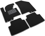 Alfombrillas a medida en moqueta punzonada de excelente calidad, color negro, base engomada granular antideslizante, borde perimetral en tela bicolor negro con ribete en gris claro que resalta la forma y lo hace deportivo y elegante, equipado con correa antideslizante en todo el perímetro y en todas las piezas del juego, refuerzo de goma del lado del conductor para proteger las zonas sujetas a mayor desgaste.