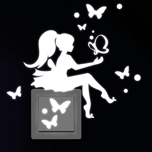 Wandtattoo Loft Leuchtaufkleber „Kleines Feenmädchen mit Schmetterlinge“ für Lichtschalter oder Steckdose / Fluoreszierend und im Dunkeln leuchtend