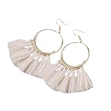 Este pendiente de borla cuenta con aros metálicos de oro semicirculares adornados con borlas festivas de flecos de algodón, mezcla de estilo bohemio y elementos modernos de la moda.
