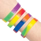 Bunte Stretch-Armbänder aus Gummi. Zusammen getragen ergibt sich ein Regebogeneffekt.