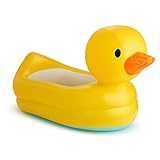 La bañera, almohadillada, hace que las bañeras grandes sean comodas para los niños.