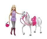 Barbie trägt ein lässiges Reitoutfit mit einem karierten Tunika-Oberteil, hohen Reitstiefeln und einen pinkfarbenen Helm