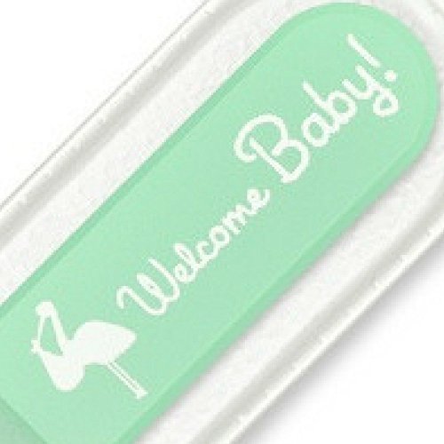 Ein Baby-Nagelfeile mit abgerundeten Ende. Premium Qualität, echtes tschechisches Kristallglas. Der sicherste Weg, um die Nägel eines Neugeborenen kurz und glatt zu halten. Ein ideales Geschenk für neue Eltern. Vervollkommnen Sie für eine Babyparty. Grün "Welcome Baby!" Entwurf. Präsentiert in einer Schutzhülle und freie Organza Geschenk Tasche.