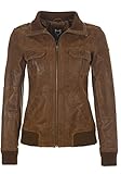Las chaquetas de piel siempre las podrás combinar de modo casual con camiseta y vaqueros pero igualmente de manera elegante con un pantalón chino y una blusa. ¡La cazadora Fame no debe faltar en ningún vestuario!