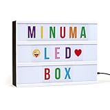 Sie erhalten die LED-Box mit schwarzem Gehäuse, Kabel mit USB-Anschluss und 110 Buchstaben, Zahlen und Emojis in bunt.