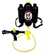 Brigamo 9009112 – Feuerwehr Spielset: Deutscher Feuerwehr Helm mit beweglichem Visier und Wasserpistole Tankrucksack - 2