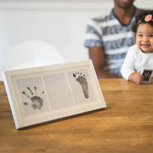 Hochwertiges Baby Handabdruck und Fußabdruck DIY-Set für Jungen und Mädchen mit schadstofffreier Farbe, kostbarem Bilderrahmen aus Holz und Acrylglas und Foto-Bereich – die ideale Baby Deko und das beste Babyparty Geschenk - 7