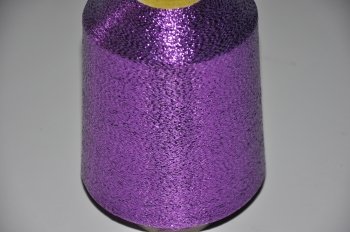 1 Spule Metallgarn GP 32,00 EUR/kg violett 86.000 m/kg Lame Beilaufgarn Lurexgarn 62% Polyester/ 38% Polyamid