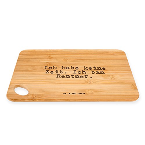 Mr. & Mrs. Panda Bambus – Schneidebrett mit Spruch „Ich habe keine Zeit. Ich bin Rentner. “ – 100% handmade aus Bambus – Brett, Schneidebrett, Frühstücksbrett, Frühstück, Bambus, Küche, Natur, Holz, Gravur, Brettchen, massiv, robust, Spruch, Motiv Rentner, Rentnerin, Pensionierung, Geschenk Abschied, Geschenk Kollege, Geschenk Rente, Pension Geschenk Spruch Sprüche Lustig Spass Geschenk Geschenkidee Zitate - 2