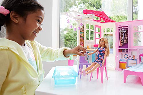 Barbie FXG55 - Ferienhaus mit Puppe, Möbeln und Pool, portables Puppenhaus ca. 46 cm hoch mit Tragegriff, Puppenzubehör Spielzeug ab 3 Jahren - 2