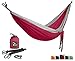 Produktbild EINFÜHRUNGSPREIS - Single Camping Hängematten-Set - leichte, tragbare Fallschirmseide-Hängematte für Wandern, Ferien, Rucksackreisen, Strand, Garten - Bonus: inklusive Aufhänge-Set. SWISS DESIGN. (petrol/hellbraun) (rot-silber)