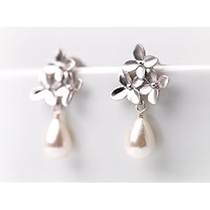 Elegante Perlen-Ohrringe / romantischer zierlicher Perlen-Schmuck / Brautschmuck: Matt-versilberte, zarte Blüten-Ohrstecker mit echter Süßwasser Tropfen-Perle