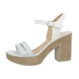 Plateausandaletten für Damen sind längst zu trendigen Sommerschuhen geworden. Kein Wunder, denn es gibt sie in allerlei Formen und Farben. Auf diese Weise findet jede Frau ihr Lieblingsmodell - ob in Weiß, Schwarz, Gold oder Rot. Mit Keilabsatz wird das Bein optisch gestreckt. Zudem bieten sie einen angenehmen Tragekomfort. Kombinieren lassen sich die Sandaletten prima zum leichten Sommerkleid oder zum lässigen Hippie-Style.