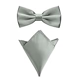 Die Fliege und das Einstecktuch sind aus leicht glänzenden Polyester. Die Fliege ist bereits gebunden und ist durch ein verstellbares Band mit Hakenverschluss für jedermann passend und leicht anzulegen.