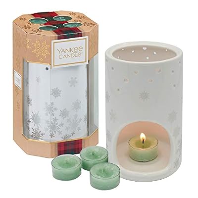 Yankee Candle Coffret cadeau Yankee Candle comportant 4 bougies chauffe-plat parfum Sapin blanc et 1 luminaire décoré de flocons de neige, collection Alpine Christmas, emballage festif décoré de flocons de neige