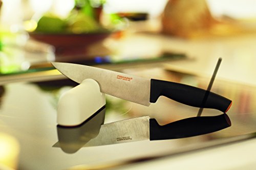 Fiskars Messerschärfer für glatte Messerklingen aus Stahl, Keramikschleifstein, Functional Form, Roll-Sharp, Weiß/Orange, 1014214 - 8