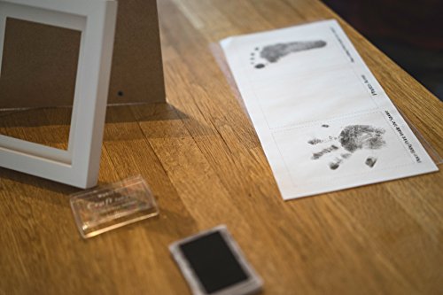 Hochwertiges Baby Handabdruck und Fußabdruck DIY-Set für Jungen und Mädchen mit schadstofffreier Farbe, kostbarem Bilderrahmen aus Holz und Acrylglas und Foto-Bereich – die ideale Baby Deko und das beste Babyparty Geschenk - 5
