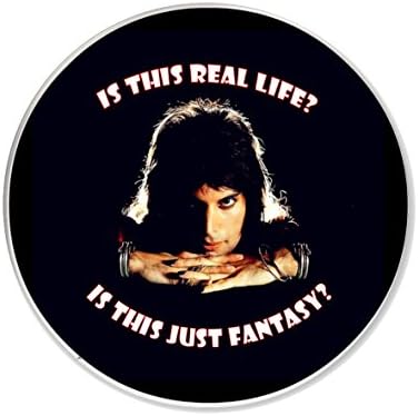 Kühlschrankmagnet, 75 cm, rund, Motiv: Freddy Mercury Queen Zitat „Is This Real Life? Is This Just Fantasy?“ aus Bohemian Rhapsody (in englischer Sprache), Lieferung in schwarzem Organza-Säckchen