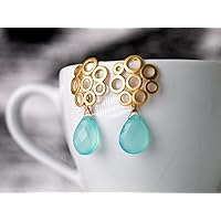 Ohrringe in Gold mit Aqua-Chalcedon: Moderne matt-vergoldete Bubble-Ohrstecker mit aqua-blauen Chalcedon Tropfen, das perfekte Geschenk
