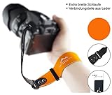 SICHERHEIT & KOMFORT // Besonders Breite und weiche Neopren Kamera Handschlaufe. Universell einsetzbar für Kompakt-, System- und DSLR Kameras. Sicherer Halt durch in der Größe individuell einstellbare Sicherungsschlaufe für das Handgelenk inklusive Stopper, mit dem die Schlaufe gesichert wird. Ein zu Boden fallen der Kamera auch in schwierigen Situationen wird somit verhindert