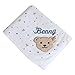 Produktbild Steiff Nicki Babydecke mit Ihrem Wunsch Namen in der abgebildeten Stickschrift bestickt Sternchen Pünktchen und Bärchen 90 cm x 60 cm creme blau Namensdecke wellneswear allure blue