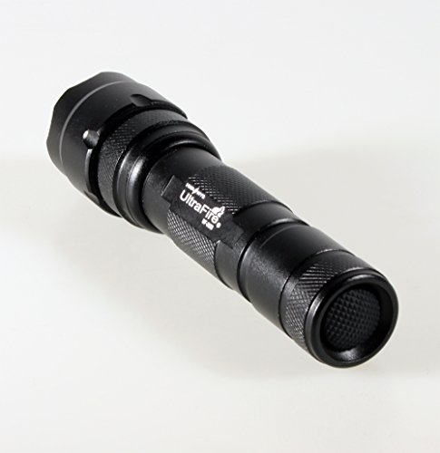 UV UF-502B LED Schwarzlicht – Geocaching – Nightcaching – Nachtcache – Uv Licht strong für Geldscheinprüfung, UV Stempelfarbe, UV Leuchtfarbe, Schwarzlichtfarbe, Einlasskontrolle Diskotheken und Events, Hygienekontrolle (Urin), Führerscheine, Dokumente mit UV Markierungen, Geheimschrift – Ultrafire UV Taschenlampe. Inkl. Gesicherter Li-Ion Akku 18650 3,7V 2600mAh - 6