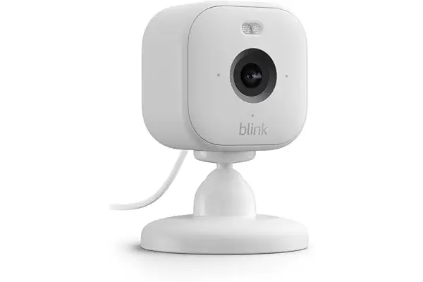 Blink Mini 2 | Cámara de vigilancia interior compacta, HD con enchufe, visión nocturna en color, foco integrado, audio bidireccional, detección de movimiento, compatible con Alexa (blanco)