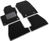Alfombrillas a medida en moqueta aguja de alta calidad, color negro, base engomada granular antideslizante, ribete perimetral en tela bicolor negro con rigolo gris claro que resalta la forma y lo hace deportivo y elegante, equipado con correa antideslizante en todo el perimetro del alfombra y su todos los Piezas que forma el juego de su coche, salvatacco de goma al lado cerrarse para proteger las zonas más soggette a desgaste