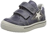 Sportlicher und cooler Jungen Halbschuh von Ricosta. Das blaue Glattleder als Obermaterial wird seitlich geschmückt mit einem zweifarbigen Sternenmotiv in Grau und Weiß