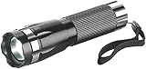 Leuchtstarke LED-Taschenlampe • Stufenlose Leuchtstrahl-Fokussierung mit Einhandbedienung • Griffiges Gehäuse aus hochstabilem Aluminium • Lampenkopf auch als Notfall-Glashammer einsetzbar • Stromversorgung: 3 Batterien Typ AAA Micro (bitte dazu bestellen) • LED-Taschenlampe inklusive Handschlaufe und deutscher Anleitung