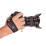 Formfeste, dennoch flexible Konstruktion für optimale Handhabung - Die Handschlaufe befindet sich stets in der optimalen Position um blitzschnell mit der Hand die Auslöseposition zu greifen. Auf diese Weise kann man jederzeit in die Handschlaufe hinein- und herausgleiten, ohne dass man die zweite Hand zur Hilfe nehmen muss. Dennoch ist die Handschlaufe so flexibel, dass man mit der Hand alle Bedienknöpfe auf der Rückseite der Kamera problemlos erreichen kann.