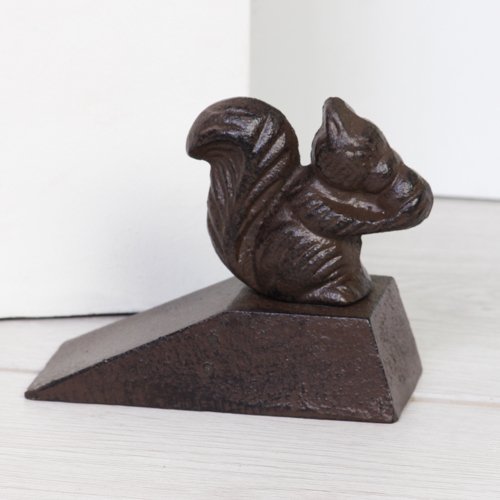 Gusseisen Woodland Eichhörnchen Türkeil Türstopper, geeignet für das schwerste der Türen. Fügen einige Landschaft in Ihr Zuhause mit diesem Woodland Türstopper. Länge 10,5 x Höhe 9 x Breite 4,5 cm