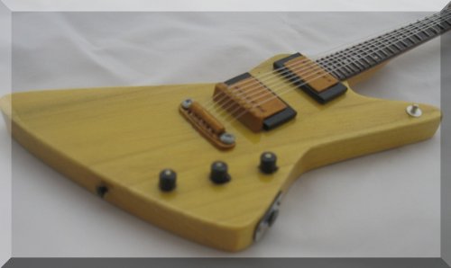 JAMES HETFIELD Miniatur Gitarre Metallica Gibson Explorer 1984 Vneck