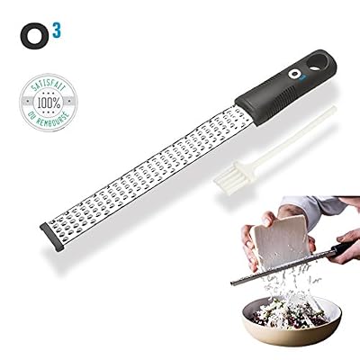 O³ Rapeuse Fromage Premium - Zesteur Agrumes - Qualité professionnelle en acier inoxydable - Lavable au Lave Vaisselle - Brosse de nettoyage offerte