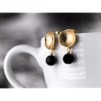 Moderne Ohrringe in Gold und Schwarz / schlichte Ohrstecker gold: Matt vergoldete strukturierte Kelch-Ohrringe mit Onyx-Perlen, das perfekte Geschenk