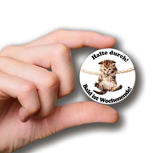 Katzen Magnet – Halte durch! Bald ist Wochenende! – Witziger Motivations-Magnet Ø 5 cm – Motivation für Kühlschrank Magnettafel Pinnwand Magnetpinnwand Memoboard Whiteboard – Original Magnete GUMA Magneticum - 2