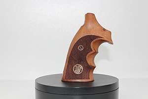 DEEP GRIPS Smith Wesson K/L – Rückseite mit offenem Rahmen, Griff aus Walnussholz mit quadratischer Spitze und Rautenmuster mit gelbem Logo