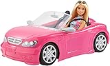 Barbie lässt sich in ihrem pinkfarbenen Cabrio sehen
