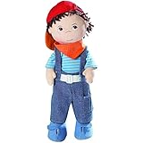 Modisch bekleidet mit T-Shirt, Latzjeans, Schuhen, Basecap und Halstuch ist Matze der lässigste Junge auf dem Spiel- und Skaterplatz