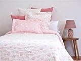 La colcha corazón encantará a los más pequeños de la casa, con su estampado de corazones en color rosa, azul, gris y beige será perfecta para cualquier cuarto infantil