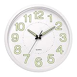 Modern & Schlicht: Einfaches weißes Zifferblatt, ein klassischer silberner Rahmen, hellgrüne arabische Ziffern und Uhrzeiger, die einen zeitgemäßen und schlichten Look schaffen, der zu vielen Möbeln und dekorativen Wandmalereien passt.